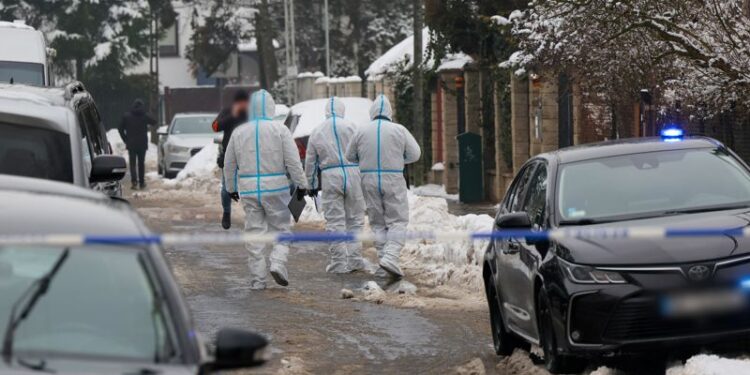 28.01.2026. Warszawa. Służby przed domem na warszawskim Targówku, w którym odnaleziono zwłoki dwóch osób / Fot. PAP/Paweł Supernak