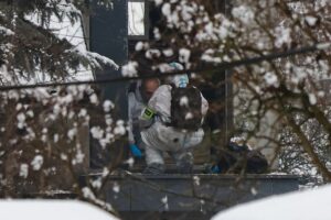 28.01.2026. Warszawa. Służby przed domem na warszawskim Targówku, w którym odnaleziono zwłoki dwóch osób / Fot. PAP/Paweł Supernak