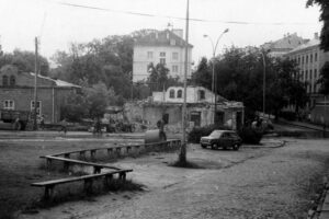 Kielce. Ulica Bodzentyńska. 1981 rok. Skrzyżowanie ulic Kościuszki i Bodzentyńskiej. Rozbiórka dworku Jarońskich / źródło: facebook.com/kieleckieinwestycje