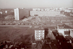 Kielce. Aleja IX Wieków Kielc. Lata 1975-1985. Widok z Domu Związków Zawodowych na północ, w kierunku urzędu wojewódzkiego i Alei IX Wieków Kielc / źródło: facebook.com/kieleckieinwestycje