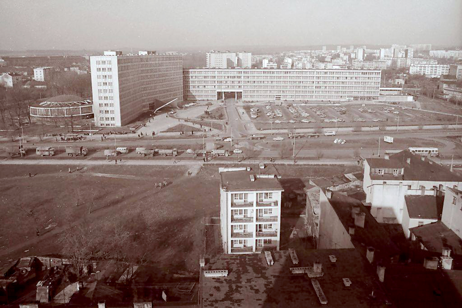 Kielce. Aleja IX Wieków Kielc. Lata 1975-1985. Widok z Domu Związków Zawodowych na północ, w kierunku urzędu wojewódzkiego i Alei IX Wieków Kielc / źródło: facebook.com/kieleckieinwestycje