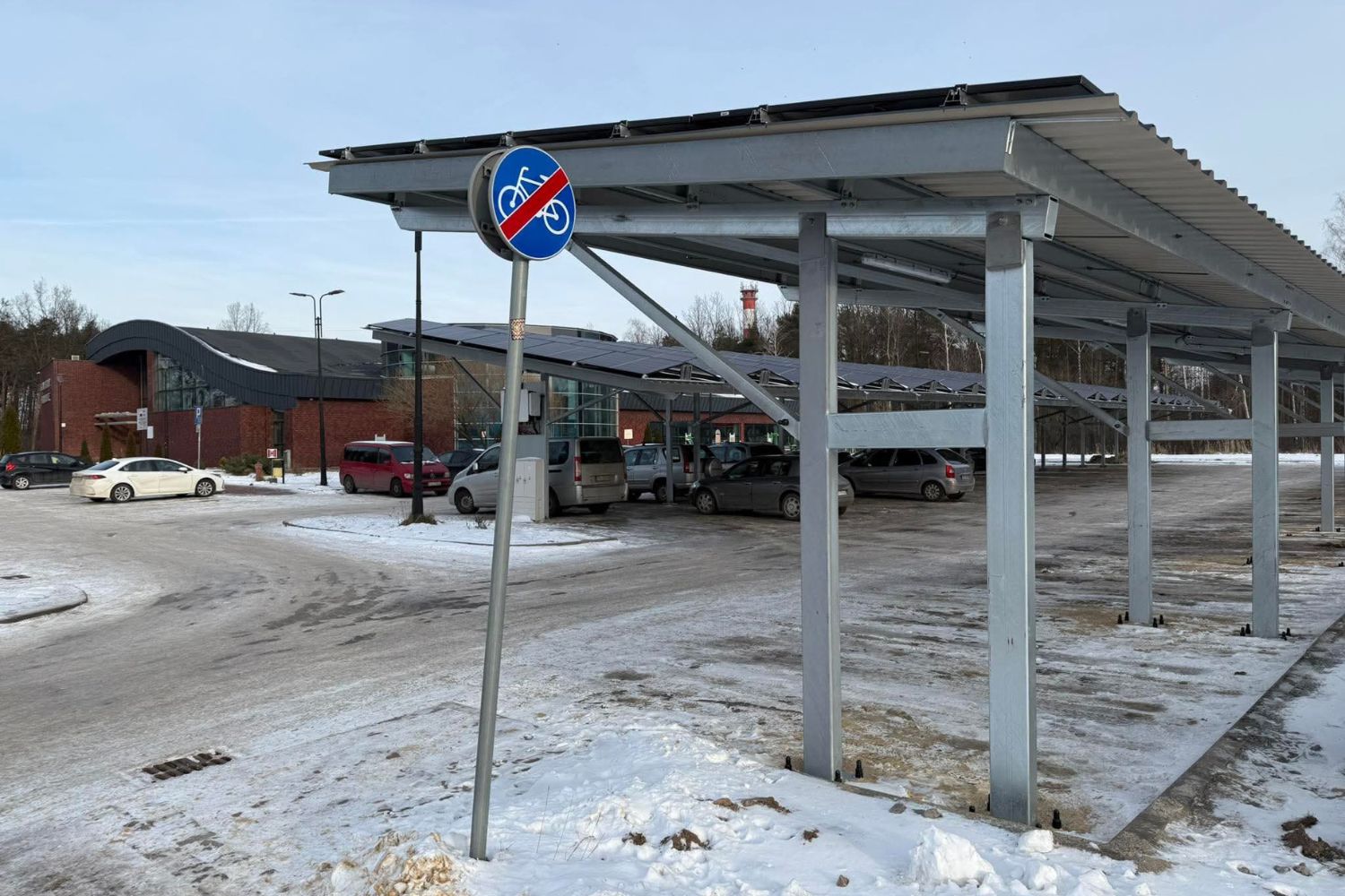 Farma fotowoltaiczna przy basenie już działa