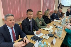 29.01.2026. Staszów. Starostwo Powiatowe w Staszowie. Spotkanie przedstawicieli PKP S.A i PKP PLK z samorządowcami, władzami województwa i przedstawicielami rządu / Fot. Grażyna Szlęzak-Wójcik – Radio Kielce