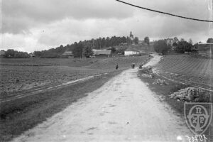 Kielce. Ulica Karczówkowska. 1914 rok. Wzgórze Karczówka, kościół pw. św. Karola Boromeusza / źródło: fotopolska.eu