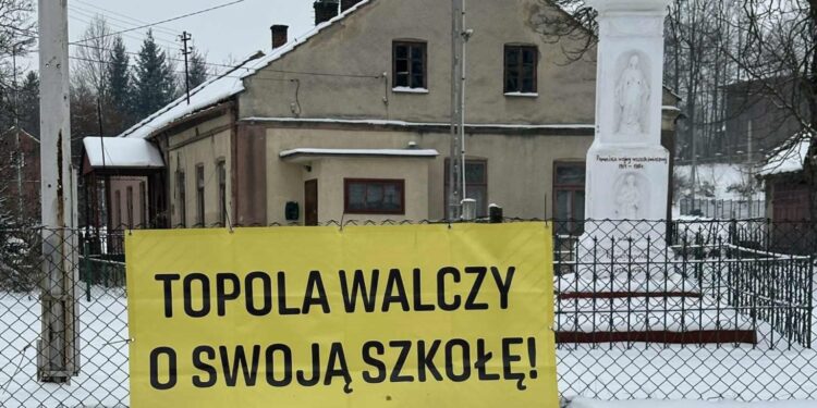 Władze Skalbmierza chcą zlikwidować szkołę w Topoli