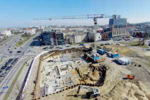 Kielce. Aleja IX Wieków Kielc. 6 kwietnia 2018 roku. Budowa budynku biurowo-usługowo-mieszkalnego pomiędzy ulicami Pelca, 1 Maja i Aleją IX Wieków Kielc / Fot. Jarosław Kubalski - Radio Kielce