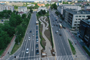 Kielce. Aleja IX Wieków Kielc. 28 maja 2024 roku. Ogród Wolności pomiędzy jezdniami alei IX Wieków Kielc / Fot. Jarosław Kubalski - Radio Kielce
