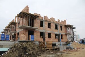 Solec-Zdrój. Przy ulicy Sienkiewicza powstają trzy bloki wielorodzinne / Fot. Marta Gajda-Kruk - Radio Kielce