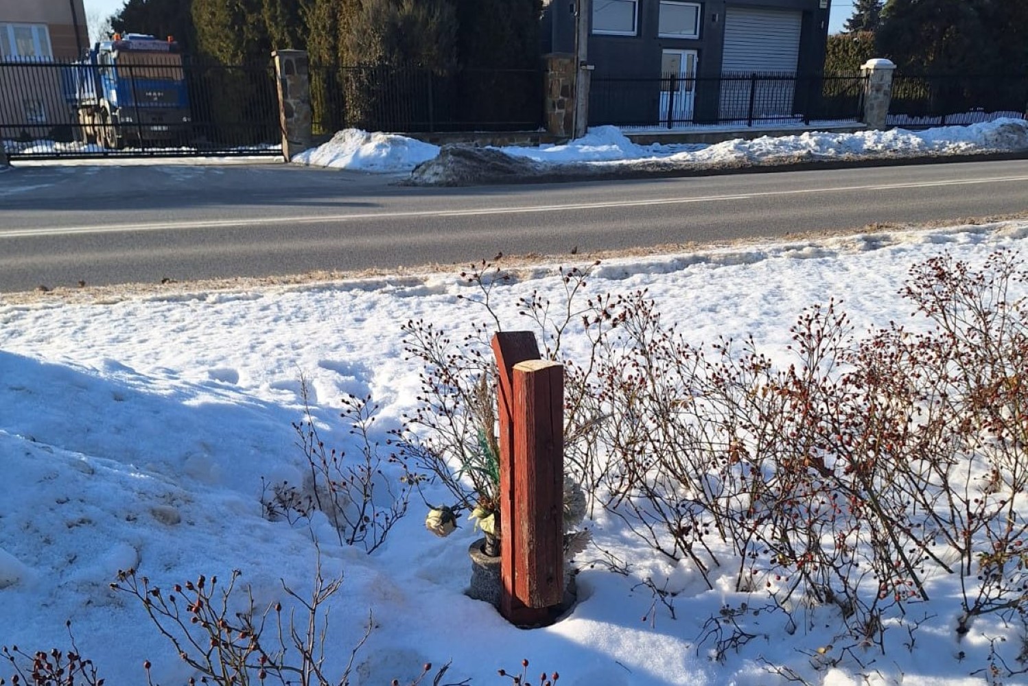 19.01.2026. Kielce. Ulica Sandomierska. Zniszczona kapliczka / Fot. Diecezja Kielecka