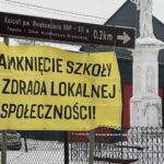 Władze Skalbmierza chcą zlikwidować szkołę w Topoli - Radio Kielce 14.01.2026. Topola. Banery protestacyjne / Fot. Monika Pawlik