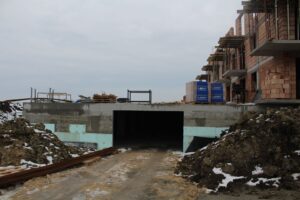 Solec-Zdrój. Przy ulicy Sienkiewicza powstają trzy bloki wielorodzinne / Fot. Marta Gajda-Kruk - Radio Kielce