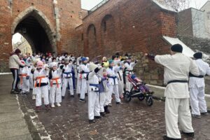 01.01.2026. Sandomierz. Plenerowy trening Sandomierskiego Klubu Karate / Fot. Grażyna Szlęzak-Wójcik - Radio Kielce