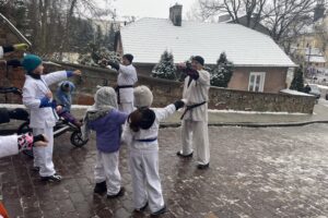 01.01.2026. Sandomierz. Plenerowy trening Sandomierskiego Klubu Karate / Fot. Grażyna Szlęzak-Wójcik - Radio Kielce