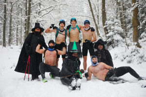 Na miotłach, ale też... bez ubrań wybrali się na Łysicę - Radio Kielce Na miotłach, ale też... bez ubrań wybrali się na Łysicę