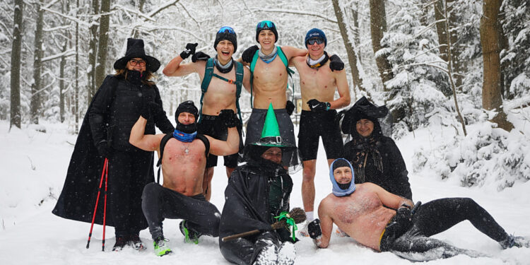 Na miotłach, ale też... bez ubrań wybrali się na Łysicę - Radio Kielce Na miotłach, ale też... bez ubrań wybrali się na Łysicę