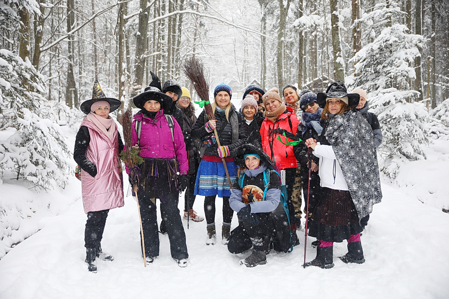 Na miotłach, ale też… bez ubrań wybrali się na Łysicę