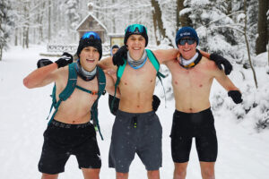 Na miotłach, ale też... bez ubrań wybrali się na Łysicę - Radio Kielce 11.01.2025. Święta Katarzyna. Zimowe wejście na Łysice / Fot. Wiktor Taszłow - Radio Kielce