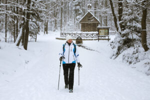 Na miotłach, ale też... bez ubrań wybrali się na Łysicę - Radio Kielce 11.01.2025. Święta Katarzyna. Zimowe wejście na Łysice / Fot. Wiktor Taszłow - Radio Kielce