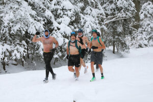 Na miotłach, ale też... bez ubrań wybrali się na Łysicę - Radio Kielce 11.01.2025. Święta Katarzyna. Zimowe wejście na Łysice / Fot. Wiktor Taszłow - Radio Kielce
