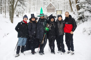 Na miotłach, ale też... bez ubrań wybrali się na Łysicę - Radio Kielce 11.01.2025. Święta Katarzyna. Zimowe wejście na Łysice / Fot. Wiktor Taszłow - Radio Kielce