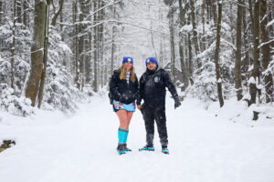 Na miotłach, ale też... bez ubrań wybrali się na Łysicę - Radio Kielce 11.01.2025. Święta Katarzyna. Zimowe wejście na Łysice / Fot. Wiktor Taszłow - Radio Kielce