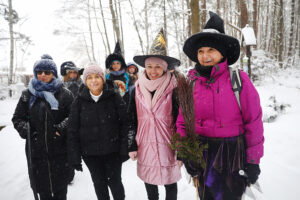Na miotłach, ale też... bez ubrań wybrali się na Łysicę - Radio Kielce 11.01.2025. Święta Katarzyna. Zimowe wejście na Łysice / Fot. Wiktor Taszłow - Radio Kielce