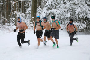 Na miotłach, ale też... bez ubrań wybrali się na Łysicę - Radio Kielce 11.01.2025. Święta Katarzyna. Zimowe wejście na Łysice / Fot. Wiktor Taszłow - Radio Kielce