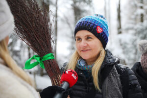 Na miotłach, ale też... bez ubrań wybrali się na Łysicę - Radio Kielce 11.01.2025. Święta Katarzyna. Zimowe wejście na Łysice / Fot. Wiktor Taszłow - Radio Kielce