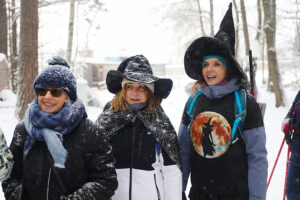 Na miotłach, ale też... bez ubrań wybrali się na Łysicę - Radio Kielce 11.01.2025. Święta Katarzyna. Zimowe wejście na Łysice / Fot. Wiktor Taszłow - Radio Kielce