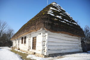 20.01.2026. Tokarnia. Muzeum Wsi Kieleckiej zimą / Fot. Wiktor Taszłow - Radio Kielce