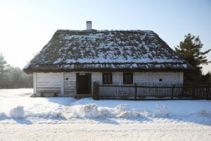 20.01.2026. Tokarnia. Muzeum Wsi Kieleckiej zimą / Fot. Wiktor Taszłow - Radio Kielce