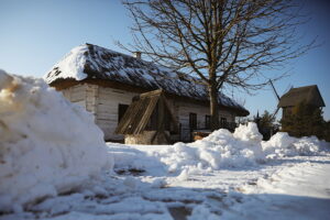 20.01.2026. Tokarnia. Muzeum Wsi Kieleckiej zimą / Fot. Wiktor Taszłow - Radio Kielce