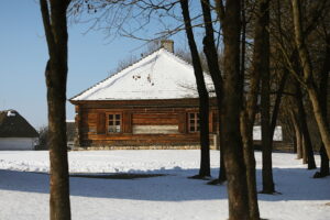 20.01.2026. Tokarnia. Muzeum Wsi Kieleckiej zimą / Fot. Wiktor Taszłow - Radio Kielce