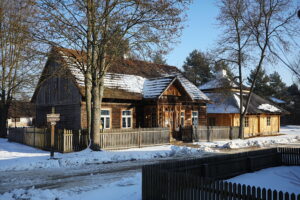 20.01.2026. Tokarnia. Muzeum Wsi Kieleckiej zimą / Fot. Wiktor Taszłow - Radio Kielce