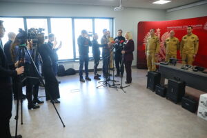 21.01.2026. Kielce. Przekazanie dronów dla jednostek ratowniczo-gaśniczych Państwowej Straży Pożarnej z terenu województwa świętokrzyskiego / Fot. Wiktor Taszłow - Radio Kielce