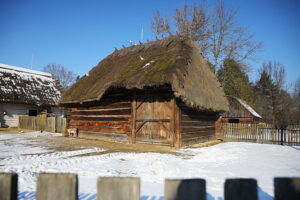 20.01.2026. Tokarnia. Muzeum Wsi Kieleckiej zimą / Fot. Wiktor Taszłow - Radio Kielce