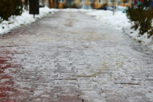 Złamania i stłuczenia plagą niedzielnego przedpołudnia - Radio Kielce