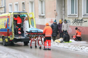 Złamania i stłuczenia plagą niedzielnego przedpołudnia - Radio Kielce