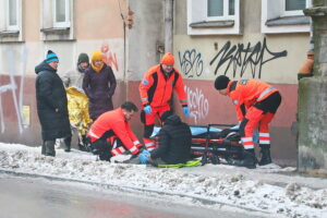 Złamania i stłuczenia plagą niedzielnego przedpołudnia - Radio Kielce