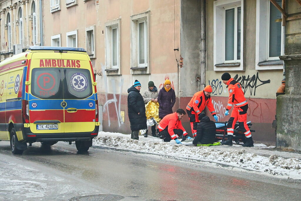 Złamania i stłuczenia plagą niedzielnego przedpołudnia - Radio Kielce