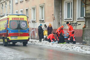 Złamania i stłuczenia plagą niedzielnego przedpołudnia - Radio Kielce