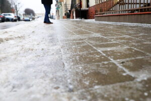 Złamania i stłuczenia plagą niedzielnego przedpołudnia - Radio Kielce