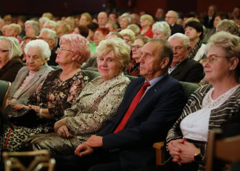 Seniorzy to skarbnica wiedzy i miłości, z której powinniśmy czerpać