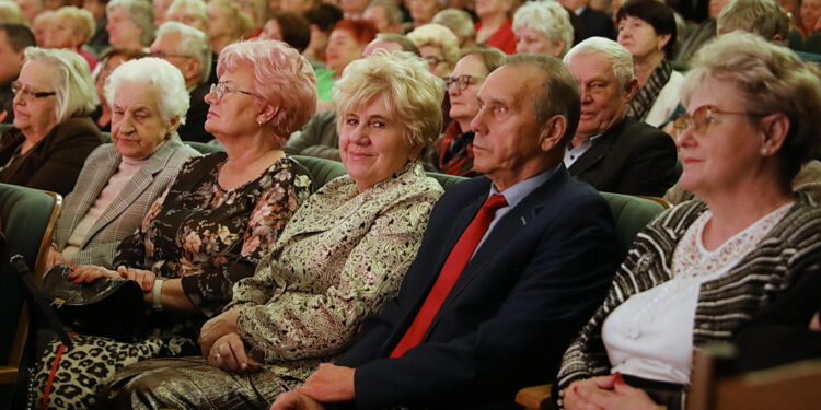 Seniorzy to skarbnica wiedzy i miłości, z której powinniśmy czerpać