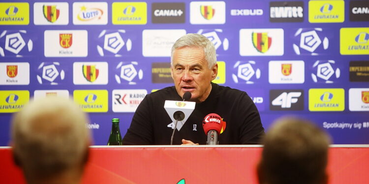 30.01.2026. Kielce. Konferencja prasowa przed meczem Korony Kielce z Legią Warszawa. Na zdjęciu: Jacek Zieliński, trener Korony Kielce/ Fot. Wiktor Taszłow - Radio Kielce