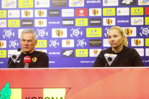 30.01.2026. Kielce. Konferencja prasowa przed meczem Korony Kielce z Legią Warszawa. Na zdjęciu: Jacek Zielińskie, trener Korony Kielce i Paula Duda, rzecznik prasowy Korony Kielce/ Fot. Wiktor Taszłow - Radio Kielce