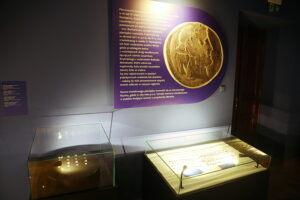 Cenne monety na muzealnej wystawie - Radio Kielce