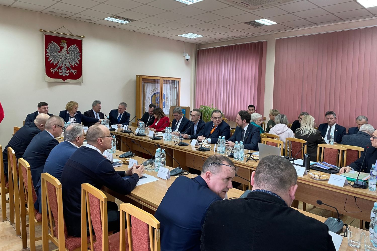 29.01.2026. Staszów. Starostwo Powiatowe w Staszowie. Spotkanie przedstawicieli PKP S.A i PKP PLK z samorządowcami, władzami województwa i przedstawicielami rządu / Fot. Grażyna Szlęzak-Wójcik – Radio Kielce