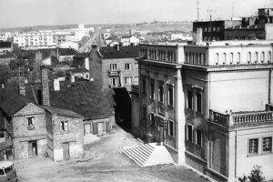 Kielce. Aleja IX Wieków Kielc. Lata 1960-1970. Dawna synagoga. Po lewej łaźnia żydowska (mykwa) / źródło: jankarski.org.pl