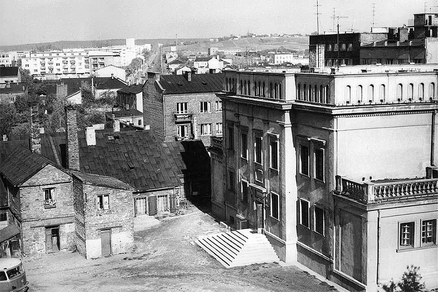 Kielce. Aleja IX Wieków Kielc. Lata 1960-1970. Dawna synagoga. Po lewej łaźnia żydowska (mykwa) / źródło: jankarski.org.pl